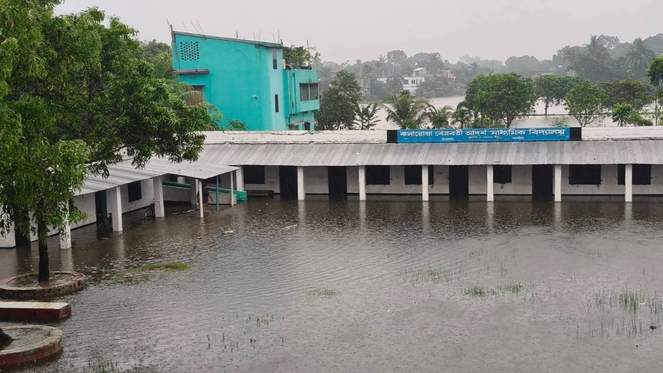অতিবর্ষণে সাতক্ষীরায় ৩৮ স্কুল বন্ধ, ক্ষতিগ্রস্ত ১২৭ মাছের ঘের